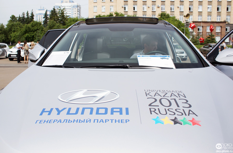 Автомобиль Hyundai с символикой XXVII Всемирной летней Универсиады 2013 в Казани. © Евгений Борисов / ОКО-Фото
